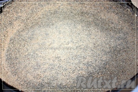 Форму для выпечки смазать маслом и обсыпать сухарями.