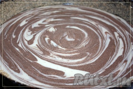 Из обеих мисок вылить тесто в форму. Выпекать&nbsp; в разогретой духовке при 180 градусах около 30-45 минут (готовность проверить шпажкой).
