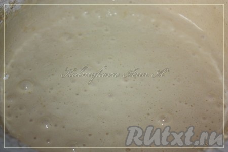 Разделить тесто на две части.
