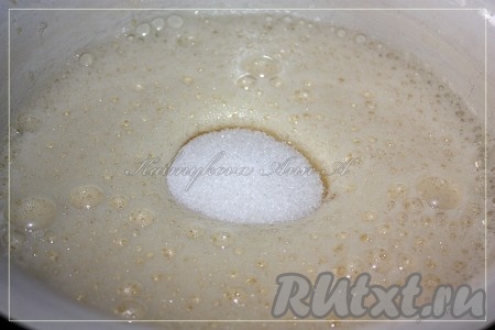 Яйца взбить миксером и постепенно ввести сахар, взбивать до полного растворения.
