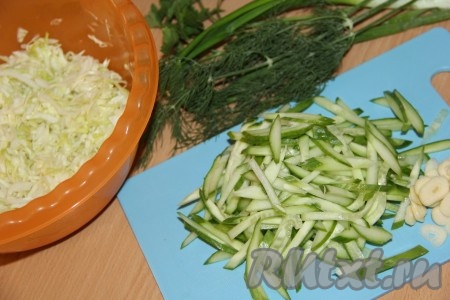  Огурцы вымыть, обрезать кончики с двух сторон. Нарезать огурцы на тонкие брусочки. Чеснок почистить и нарезать на тонкие лепестки. Зелень (у меня - укроп, петрушка, зелёный лук) вымыть и обсушить.