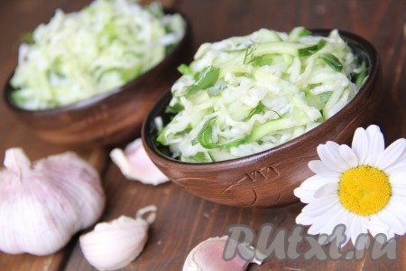 Вкусный, аппетитный, сочный салат, приготовленный из молодой капусты с уксусом и огурцами, сразу подать к столу.