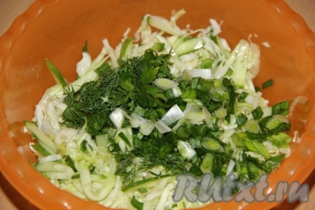 Добавить нарезанные огурцы и чеснок в салат из молодой капусты и уксуса, хорошо перемешать. Зелень мелко нарезать, добавить в салат. Заправить салат растительным маслом, тщательно перемешать. Попробовать на вкус, если нужно, досолить.