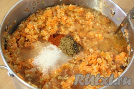 Затем добавить сахар, соль и специи. Влить масло и уксус. Всё тщательно перемешать и поставить кастрюлю на огонь.
