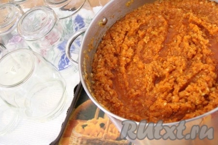 Через 1,5 часа добавить в овощную массу томатную пасту и чеснок. Всё тщательно перемешать и варить ещё 40 минут, периодически перемешивать. Банки для кабачковой икры хорошо вымыть и простерилизовать. Я стерилизовала банки в посудомоечной машине. Готовую икру снять с огня и аккуратно разложить по стерильным баночкам. Ну и конечно оставить немного икры на пробу. Банки закрыть крышками, перевернуть кверху дном и укутать в плед до полного остывания.&nbsp;
