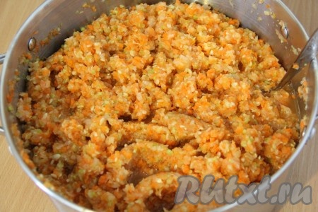 Пропустить через мясорубку кабачки, морковь и лук. Поместить измельчённые овощи в большую кастрюлю, всё хорошо перемешать.