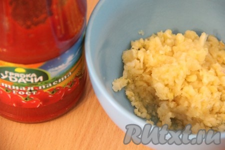Варить кабачковую икру с момента закипания 1,5 часа. Периодически помешивать овощную смесь. Когда икра закипит, огонь можно убавить и в дальнейшем варить на среднем огне, чтобы икра медленно кипела. Чеснок пропустить через пресс или измельчить в мясорубке. 