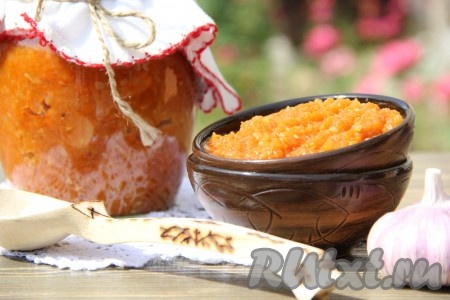 Хранить кабачковую икру с чесноком в прохладном, тёмном месте. Можно в погребе, а можно в кладовке. Вот такая аппетитная, яркая и вкусная икра получилась у меня. Зимой это блюдо станет чудесным напоминаем о летних днях.
