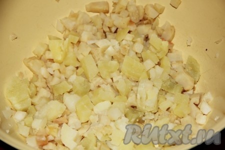 Картофель, морковь, свеклу, корень сельдерея отвариваем до готовности и очищаем от кожуры. Сельдерей и картофель нарезаем кубиками, как на фото. 