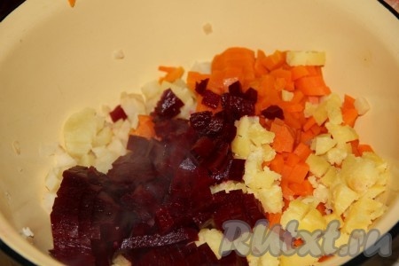 Свеклу нарезаем кубиками.