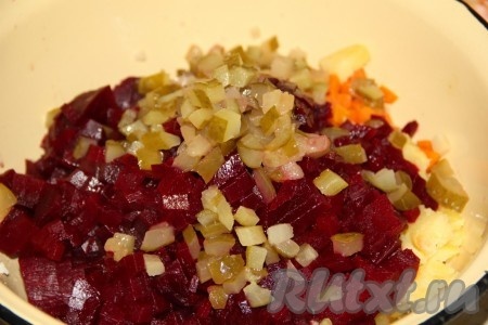 Огурцы отжимаем от рассола и мелко измельчаем для салата "Винегрет".
