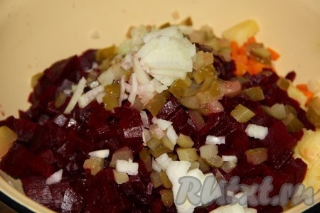 Мелко нарезаем лук. 