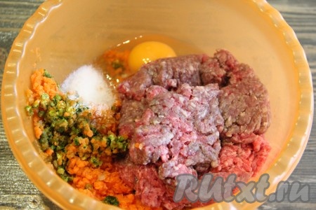 В глубокой миске соединить мясной фарш, измельчённые овощи и зелень. Добавить яйцо, соль и перец.