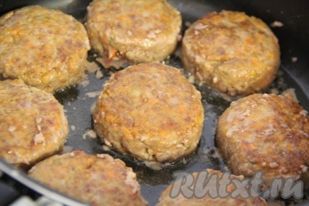 Затем перевернуть котлеты и обжарить с другой стороны. Когда котлетки из фарша и моркови обретут красивый золотистый цвет, добавить в сковороду пару ложек воды, накрыть сковороду крышкой и пропарить котлетки в течение 10 минут на медленном огне.
