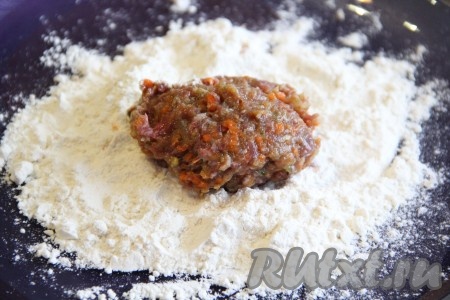 Взять небольшой кусочек котлетной массы,&nbsp; выложить на муку. Слегка обвалять массу в муке, а затем сформировать котлету любой формы.&nbsp;
