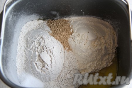 Затем всыпать пшеничную и ржаную муку, соль и сухие дрожжи. Соль и дрожжи старайтесь всыпать по разным углам ведёрка хлебопечки. Выставить режим выпечки "Основной", у меня этот режим занимает 3 часа 20 минут, вес буханки - 750 грамм, цвет корочки - средний.