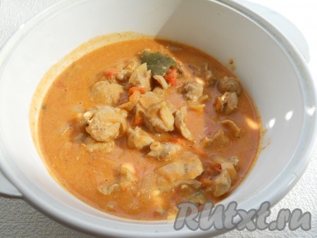 Перемешать, дать соусу закипеть и уменьшить огонь до минимума. Тушить гуляш на небольшом огне 5-7 минут. В конце добавить измельчённый чеснок, перемешать.