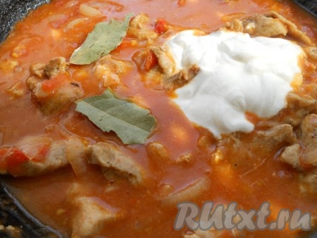 Влить 70-80 миллилитров воды, хорошо перемешать. Добавить сметану, специи, лавровые листья, сахар и соль по вкусу.