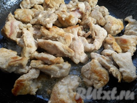 Свинину выложить на разогретую с растительным маслом сковороду, обжарить на огне выше среднего до появления румяной корочки со всех сторон. Посолить мясо.