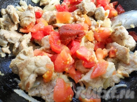 Добавить томатную пасту и, по желанию, очищенный от кожицы и нарезанный на кусочки помидор, перемешать.