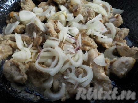 Затем влить 200 миллилитров воды, дать закипеть, уменьшить огонь до минимума, тушить свинину на медленном огне минут 40-50 (мясо должно стать достаточно мягким, то есть практически готовым). Затем к свинине добавить очищенный и нарезанный на четверть кольца лук, перемешать, обжарить на среднем огне, иногда помешивая, 4-5 минут.