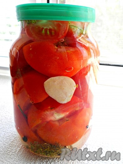 Накрыть банку с помидорами капроновой крышкой.