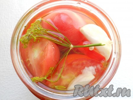 Сверху также - оставшийся укроп, перец и чеснок. Залить помидоры подготовленным рассолом.