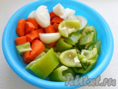 Лук, морковь и сладкий болгарский перец нарезать кусочками.
