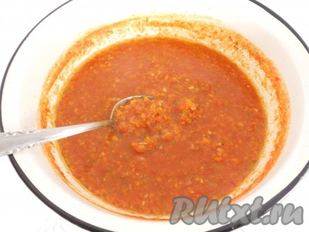 Поставить посуду с аджикой на огонь, довести до кипения. Варить на слабом огне, периодически помешивая, 30 минут. После этого влить растительное масло, уксус, добавить соль и сахар. Перемешать, кипятить аджику еще 3-4 минуты (долго варить не следует).