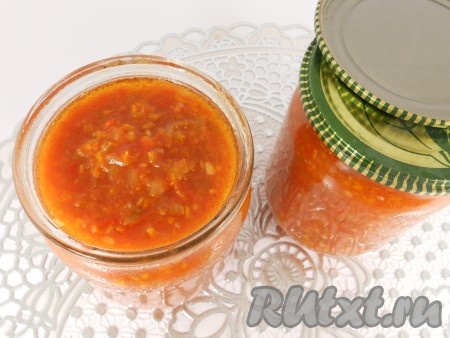 Разложить готовую аджику по стерилизованным баночкам, закатать и перевернуть.