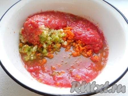 Далее все овощи перекрутить на мясорубке вместе с чесноком и горьким перцем.