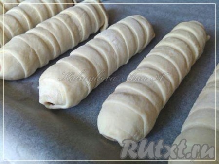 На противень, застеленный пекарской бумагой, выложить сосиски в слоеном тесте и выпекать в разогретой духовке при температуре 180 градусов 30-40 минут.
