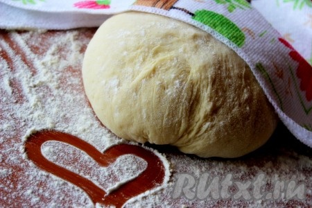 Для замеса теста необходимо: в кислое молоко комнатной температуры добавить соду, дать "переиграть" в течение нескольких минут. Муку просеять в глубокую миску, добавить соль, сахар, яйцо. Постепенно влить кислое молоко. Аккуратно перемешать. Замесить тесто. Тесто для&nbsp; вареников на кислом молоке &nbsp;должно быть эластичным, упругим, не прилипать к столу и рукам. Затем сформовать в шар, посыпать мукой, накрыть&nbsp; полотенцем и дать постоять не менее получаса.
