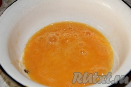 Яйца взбиваем с солью и сахаром.