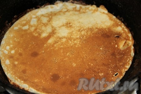 Когда края подрумянятся, переворачиваем наш блин на другую сторону. Жарим несколько секунд.