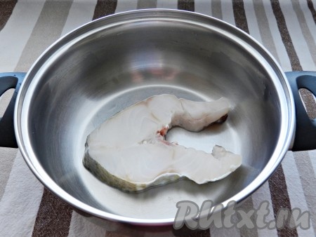 Треску вымыть, очистить, положить в кастрюлю и залить 700 мл холодной воды. Поставить на огонь. Когда вода закипит, снять пену, добавить очищенную луковицу, лавровый лист и варить 8-10 минут. Затем вынуть треску из бульона шумовкой, бульон процедить, луковицу и лавровый лист выкинуть. Рыбу очистить от костей и временно отложить.
