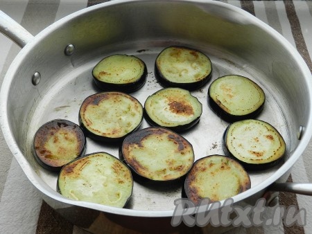 Кружочки баклажанов обжарить на небольшом количестве растительного масла. Затем переложить их на бумажное полотенце, чтобы впитались излишки масла.