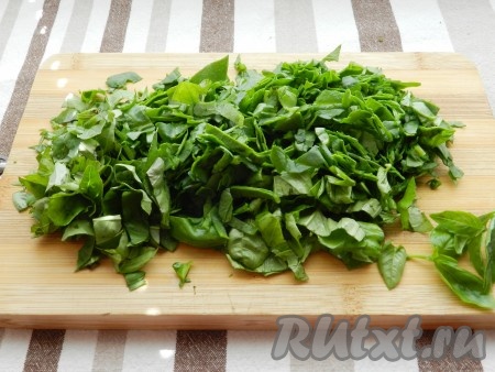 Порубить шпинат и базилик. Не очень мелко, так как зелень при нагревании сильно уменьшится в объеме.