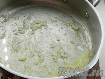 Пока варятся спагетти, масло разогреть на среднем огне. Добавить рубленный чеснок, обжаривать 2-3 минуты, помешивая, чтобы чеснок не пригорел.