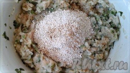 Измельчить овсяные хлопья и добавить к фаршу. Перемешать, затем&nbsp;поперчить и посолить по вкусу.
