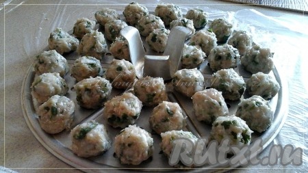 Выложить шарики в пароварку и готовить куриные ньокки на пару, приблизительно 20-30 минут. Можно приготовить&nbsp;ньокки в духовке: выложить на&nbsp;застеленный фольгой противень и запекать в разогретой&nbsp; духовке 25-30 минут до готовности.
