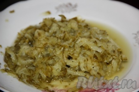 Когда рис и картофель будут готовы, добавляем в рассольник с рисом натертые (как на фото) соленые огурцы, провариваем в течение нескольких минут.