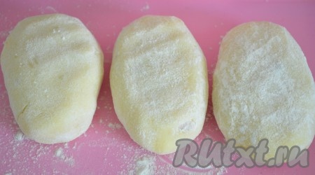 Получившуюся картофельную зразу с начинкой из мясного фарша обвалять в муке со всех сторон. Аналогично сформировать все зразы.
