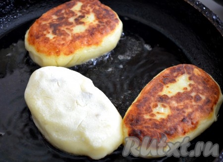 Разогреть масло в сковороде, обжарить картофельные зразы с обеих сторон на не очень сильном огне до золотистой корочки.
