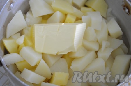 Очищенный картофель сварить в подсоленной воде до готовности (на этой потребуется 20-25 минут с начала кипения воды). Затем воду слить, добавить сливочное масло.
