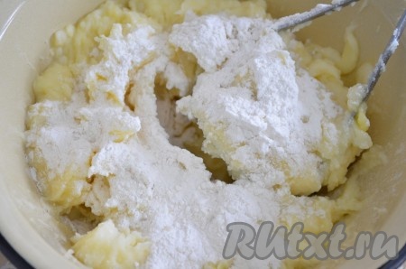 Добавить яйцо и 1 столовую ложку с горкой муки, перемешать.