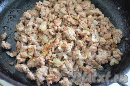 Обжаривать фарш на среднем огне, помешивая, до готовности мяса (на это потребуется минут 10-15), посолить и поперчить. Немного остудить.
