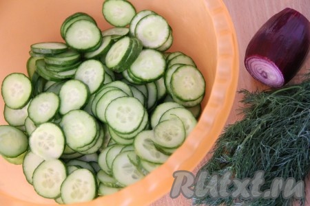 Огурчики вымыть, обсушить, нарезать&nbsp; тонкими кружочками и выложить в глубокую миску.
