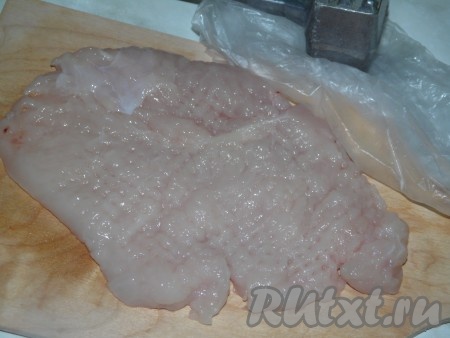 Куриное филе хорошенько вымыть, обсушить и отбить с двух сторон молоточком для мяса. Должна получиться плоская отбивная толщиной около 1 сантиметра.