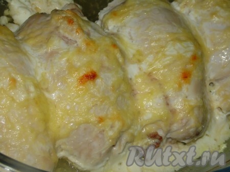 Куриные рулеты с лисичками отправить в разогретую духовку и запекать при температуре 170 градусов минут 25-30 (до румяного цвета).